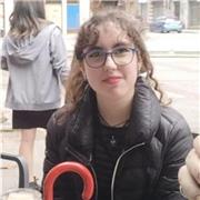 Hola, soy Llara, profesora sin experiencia aún de inglés para refuerzo en verano. Con titulación B2. Clases online y presencial